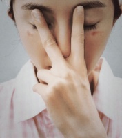 杨幂被蒸汽眼罩烫伤，伤痕明显，张馨予评论区暖心安慰