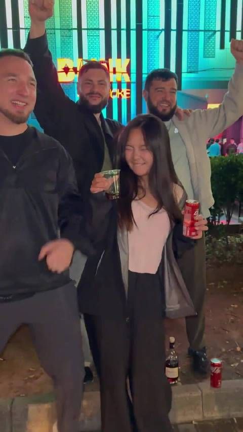 女子靠向老外遭嫌弃引热议