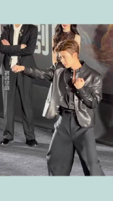 任嘉伦跳了手势舞，咋还给自己跳害羞了