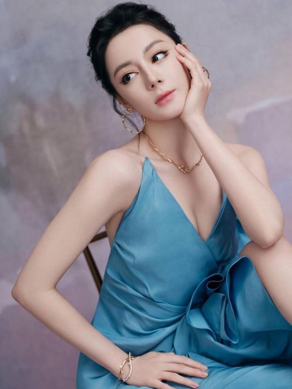 迪丽热巴穿深V长裙暴露好身材。