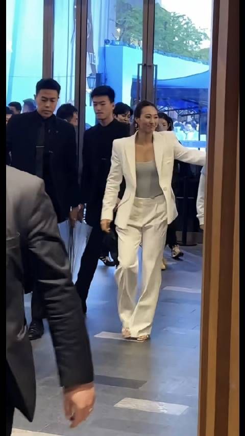 郑钦文赛场活力造型获赞