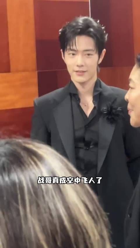 肖战 拿完影帝就回剧组拍戏了，好敬业啊~ #肖战