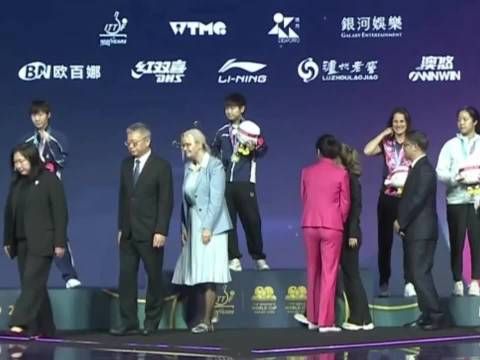孙颖莎颁奖握手礼仪小姐引关注