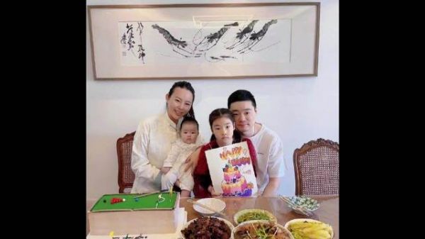 丁俊晖妻子张元元大6岁曾为杂志编辑，2014年结婚育有两女