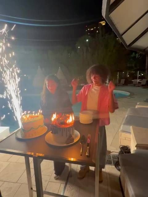 最酷妈妈给自己的孩子庆祝生日，原来这对双胞胎已经15岁了