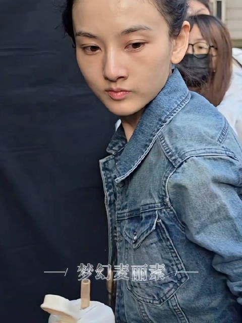 宋祖儿素颜亮相未戴口罩