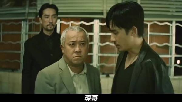 “黑老大怀疑手下是内鬼，但砸开石膏却傻眼了”