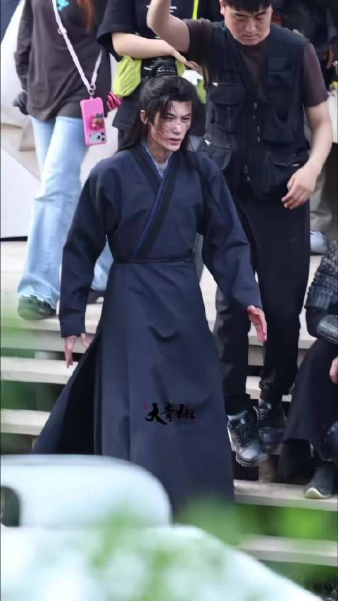 檀健次《何不同舟渡》全战损造型，我真的是一点也看不了啊！