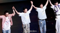 双王子优雅行礼牵手默契十足