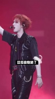 严浩翔全开麦舞台爆发力十足，唱跳精准诠释歌曲内核