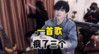 刘宇宁直播蹲椅献唱，大飞哥同场疯玩