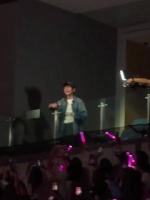 何炅为谢娜演唱会惊喜现身