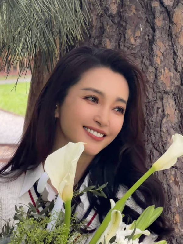 李冰冰笑容明媚。