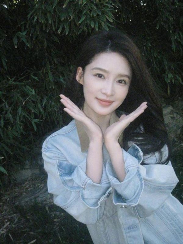 李沁五官精致，美貌养眼。