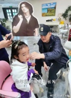李亚鹏和前妻一起陪女儿烫发，夏夏一头卷发真好看，三口同框温馨