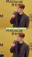 王嘉尔平时有健身，难道是吃放纵餐中毒？