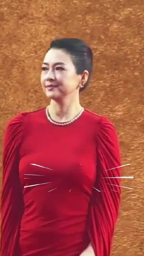 第一眼还以为是倪萍！章子怡发福后亮相电影红毯，整个人都不自信了