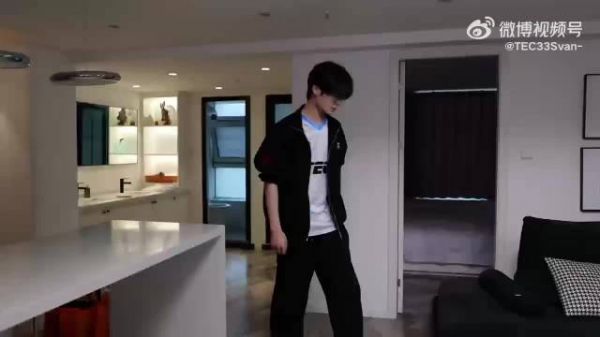 队服版坐姿和站姿33来啦～ 酷！认真的33