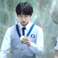 彭彭身上有着一股内娱小奶狗的特征啊，和可爱小狗在一起毫无违和感！