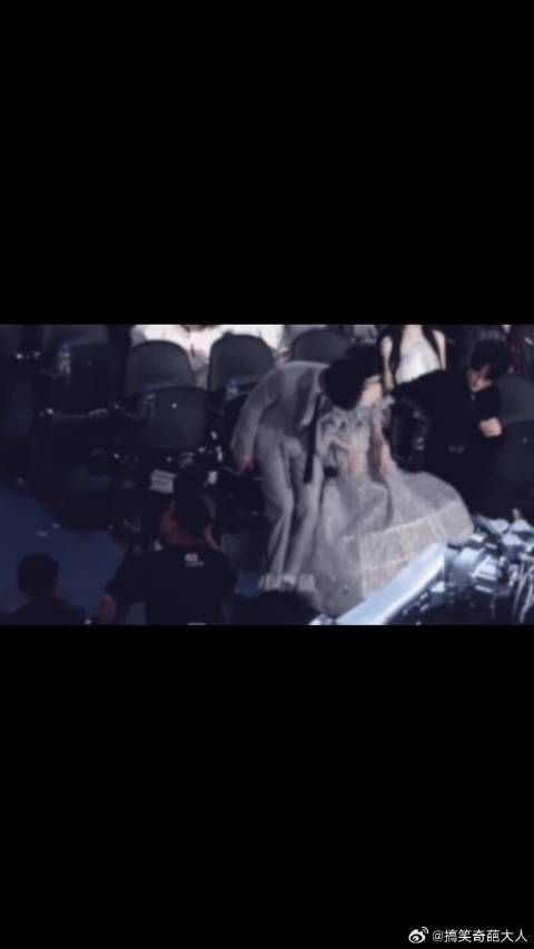 一前一后同步的默契不急不慢，他俩依然还是一样