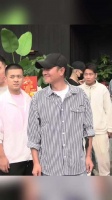 文章低调现身酒吧门口亲自招呼客人