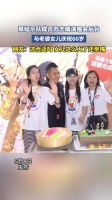 草蜢乐队成员苏志威演唱会背景与妻子女儿庆贺60岁生日 ！