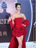 选美冠军白欣禾，红妆出席珠海冠军嘉年华活动，全场焦点 高艳女神 高颜值
