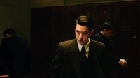 王一博新片诠释无名英雄,西装暴徒形象引期待