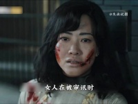 女人在被审讯的时候猛然发现，一旁的特务竟偷偷的向他传递情报 ！
