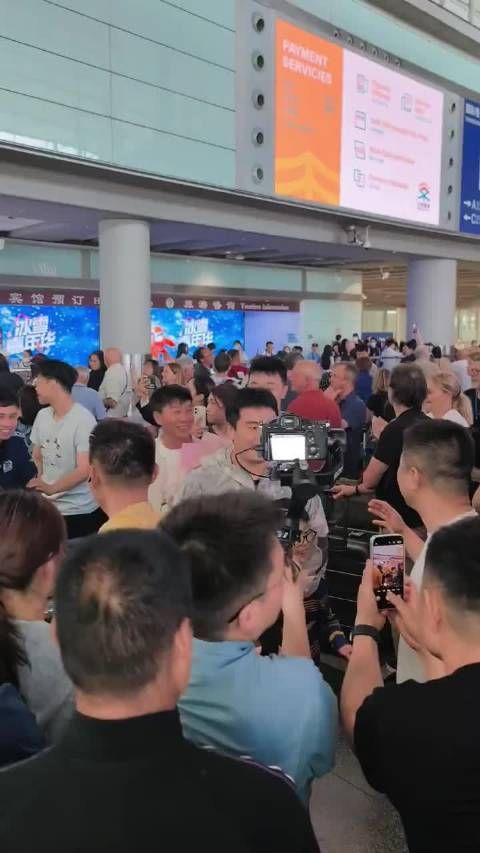 梁靖崑两个儿子来接梁靖昆了，梁靖崑拿着花，脸也笑开了花，幸福的大甜甜