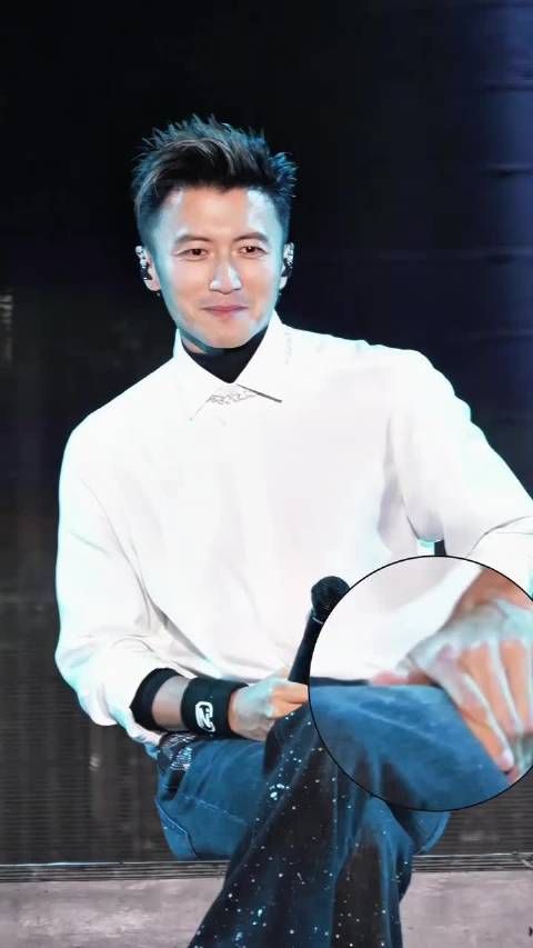 谢霆锋46岁演唱会显成熟魅力，叼吉他拨片帅气十足