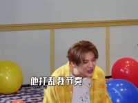 鹿晗雨天玩水欢呼放飞自我