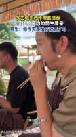 女生吃东西不嚼直接吞，这操作给旁边的男生看呆，男生：你今天是给牙放假了吗