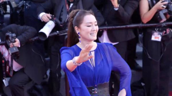 巩俐亮相红毯，亮蓝色长裙，唇色依然是她爱的裸色