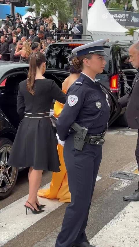 戛纳电影节法国女警风采引注目