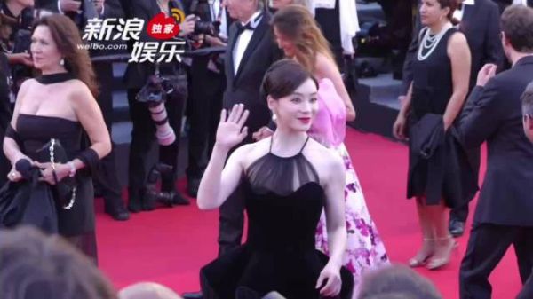 袁姗姗黑色长裙亮相戛纳红毯