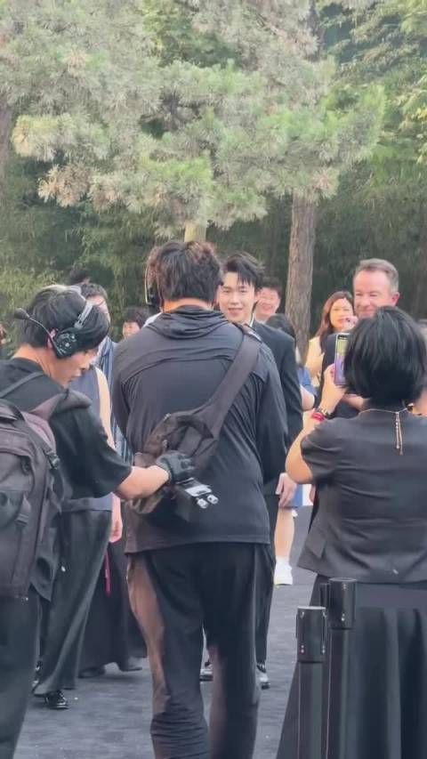 新郎入场 我提着婚纱就来了