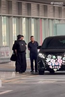 张凌赫启程纽约时装周，全黑私服帅气亮相