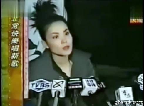 王菲1997年后台采访，初为人母的她，快乐溢于言表