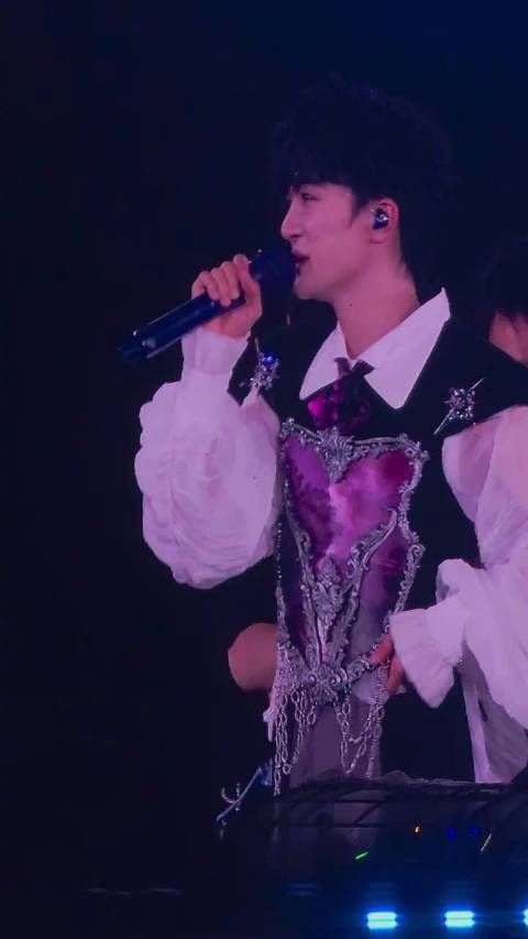 周深武汉演唱会调侃衣服有点紧