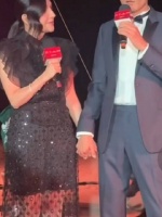 刘烨携妻子亮相戛纳中国之夜，结婚17年恩爱如初，安娜法语翻译