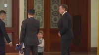 出席人民大会堂国宴，马斯克带上了他的小儿子，中式服装、虎头包还是很有心的