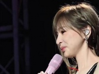 王心凌演唱会现场为何偏爱吸管喝水？