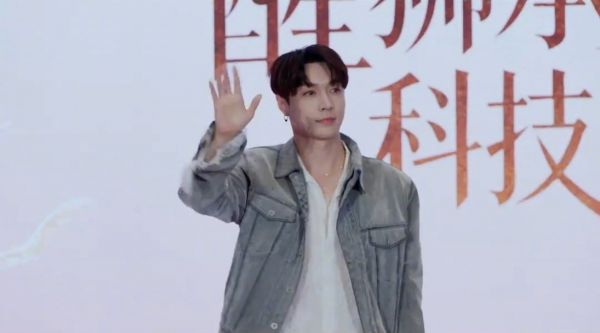 张艺兴直播秀粤语打醒狮鼓，呼吁文化自信