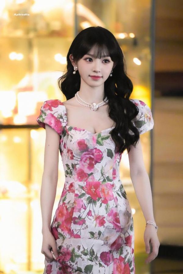 搜狐娱乐讯 近日，一组田曦薇穿碎花裙的美图曝光。