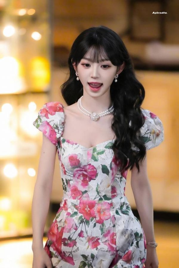 田曦薇甜美娇俏。