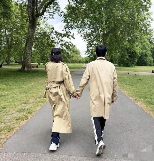 刘嘉玲牵手散步画面唯美、