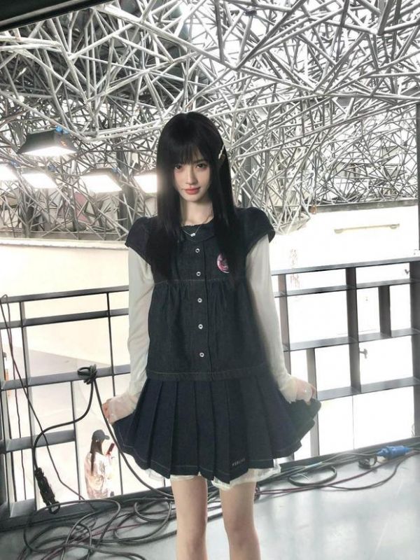 鞠婧祎美得宛如娃娃。