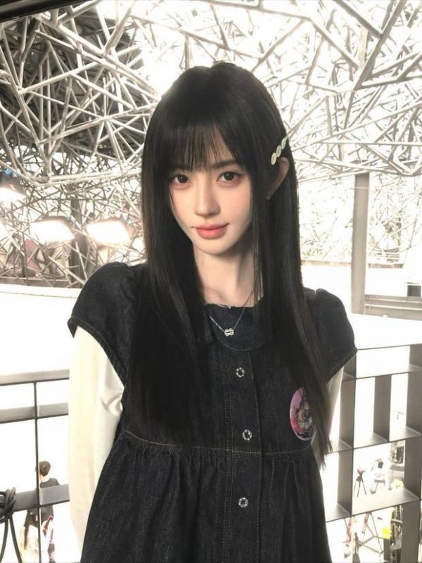 鞠婧祎对着镜头浅笑。