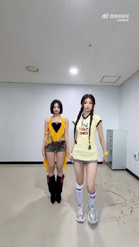 李沅禧和郑雅贤 cha了《Its Me》，好萌的两个小女孩